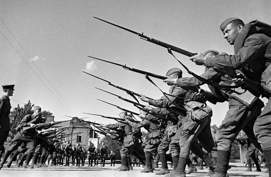 Soldiers of the Voroshilov Regiment training to use Mosin–Nagant rifles before going to the front line. Moscow, August 1941